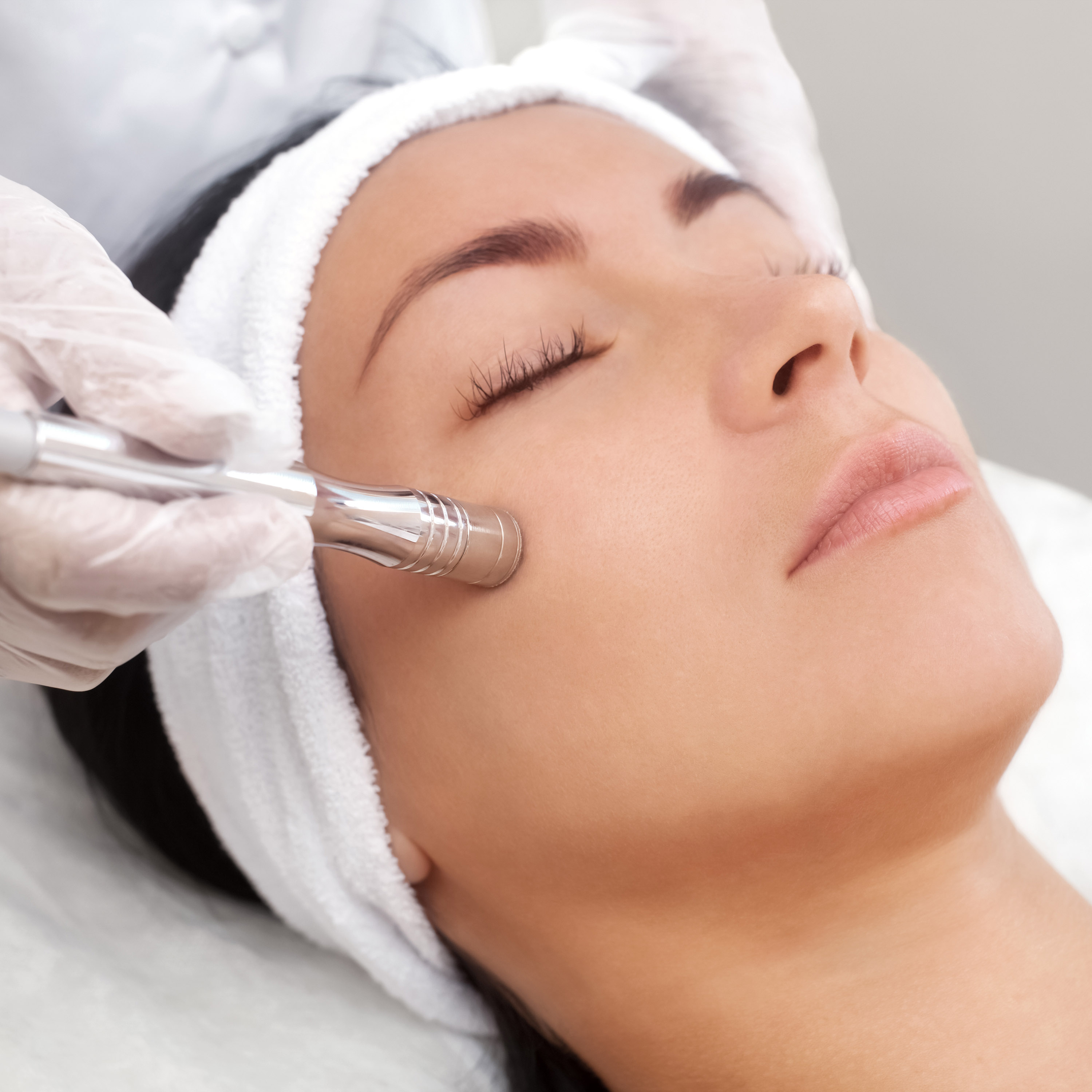 The,Cosmetologist,Makes,The,Procedure,Microdermabrasion,Of,The,Facial,Skin